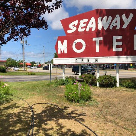 Seaway Motel Roosevelt Park Exterior photo