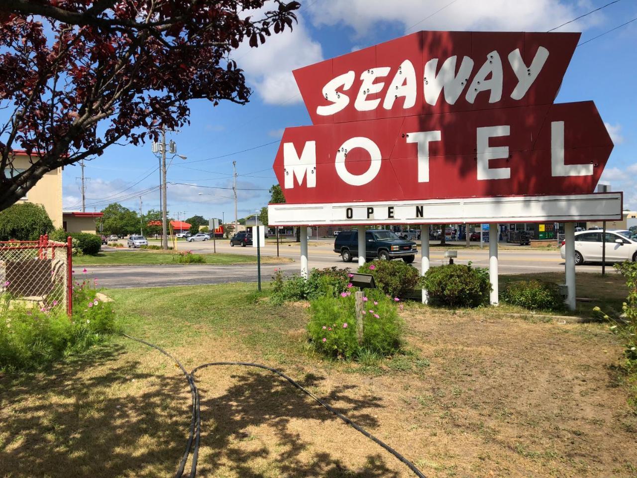 Seaway Motel Roosevelt Park Exterior photo