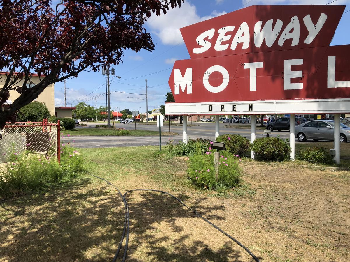 Seaway Motel Roosevelt Park Exterior photo