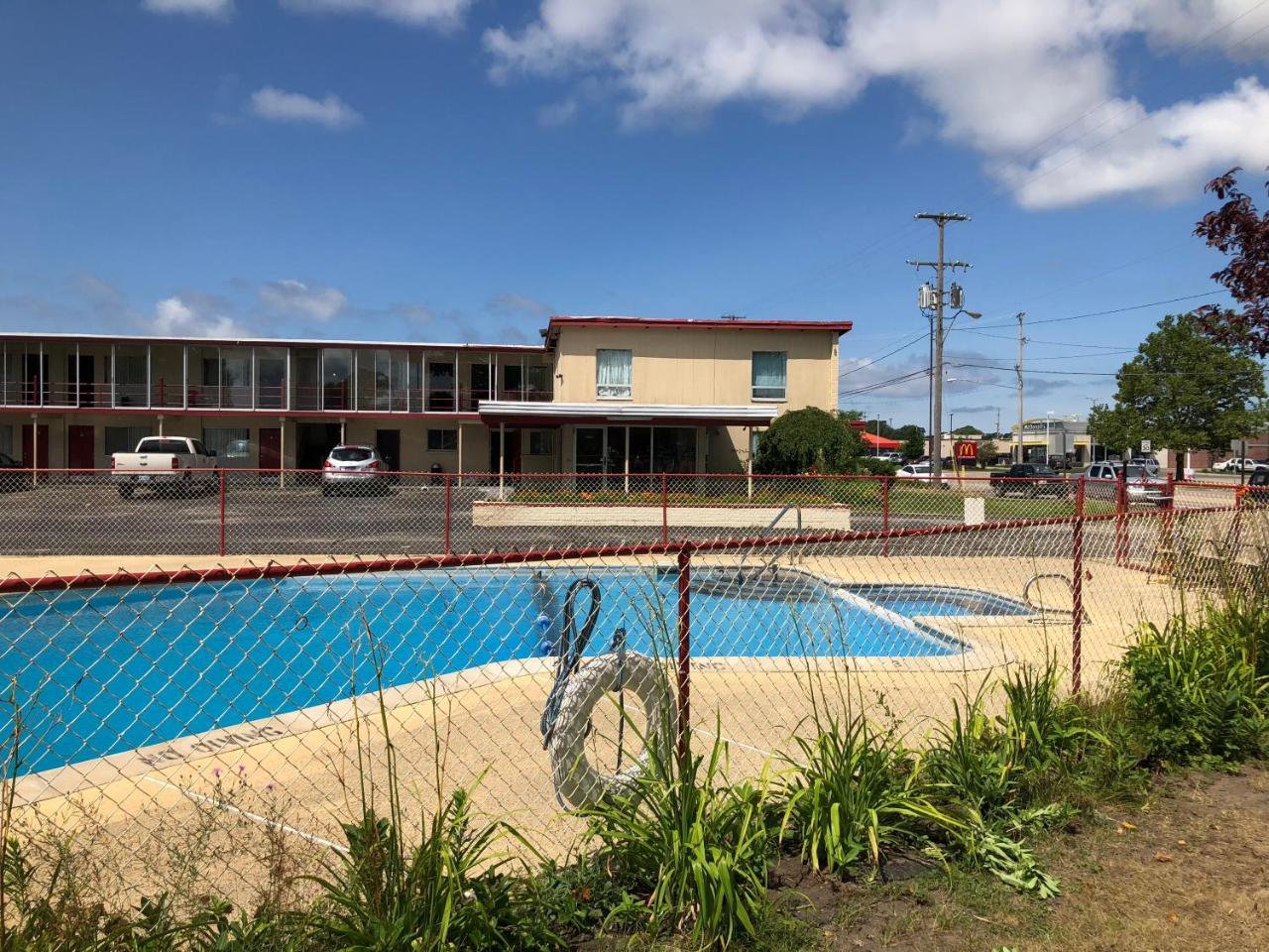 Seaway Motel Roosevelt Park Exterior photo