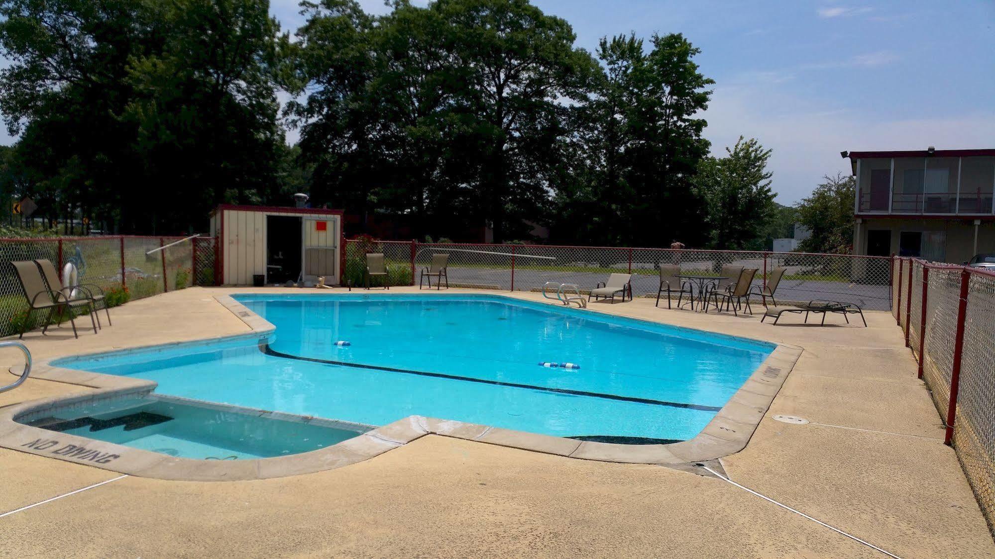 Seaway Motel Roosevelt Park Exterior photo
